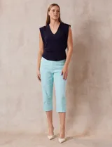 Pantalón capri color beige en gabardina elastizada, marca Ruby Rd. Delantera con bolsillos simulados, trasera con bolsillos aplicados. Pretina ancha, corte recto y terminación de ruedo con detalle calado.