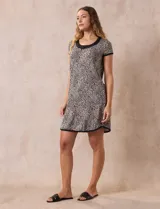 Camisón corto de tejido suave estampado con diseño animal print, marca René Rofé. Tiene escote redondo con aplique de moña y mangas cortas con ribete negro.