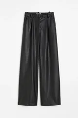 Pantalón de vestir negro de cuero sintético, de tiro alto, corte ancho y pinzas.