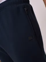 Pantalón deportivo jogger recto azul marino, confeccionado en 60% algodón y 40% poliéster.