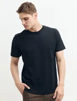 Remera negra de corte clásico y cuello redondo.
