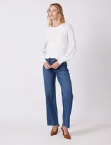 Jean de mezclilla azul, modelo wide leg con tiro medio/alto, cierre frontal y bolsillos. Presenta costura lateral asimétrica y bajo deshilachado.