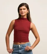 Blusa sin mangas color bordó, confeccionada en tejido rib con cuello alto.