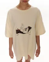 Remerón color crema de algodón con estampado de un cisne sobre una plataforma con lunares.