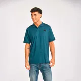 Remera tipo polo color petróleo con cuello de punto acanalado, puños de manga de punto plano y parche de silicona con el logo de Cat en el lado izquierdo del pecho.
