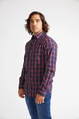 Camisa de hombre a cuadros color beige y azul marino, de corte slim fit, con mangas largas, cartera abotonada y logo bordado en el pecho. Confeccionada en algodón.