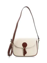 Cartera bandolera de cuero color crudo con detalles en marrón. Tiene correa ajustable, cierre con hebilla y broche a presión, y bolsillo interno con cierre.