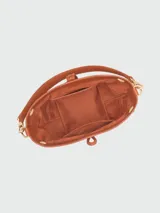 Bolso Longchamp modelo Le Roseau XS, color beige, tipo bucket bag, con correa larga ajustable para usar como bandolera.