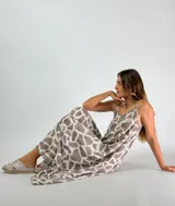 Vestido largo sin mangas color beige con estampado de animal print.