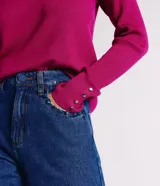 Suéter de punto color verde, con cuello barco, mangas largas y textura acanalada.