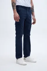 Pantalón cargo color verde oliva, con bolsillos laterales y bolsillo cargo con solapa y botones.