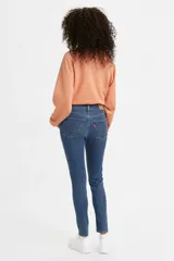 Jeans de tiro alto 720® de Levi's®, con diseño super skinny que se ajusta a la figura, elaborados con denim stretch de cuatro vías para mayor comodidad.