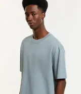 Remera relaxed de algodón con efecto grueso, color azul marino, cuello redondo y manga corta.