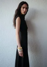 Vestido midi evasé negro, sin mangas y cuello Perkins.