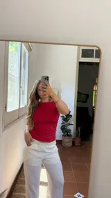 Top básico rojo de lycra con escote redondo y delantera doble.