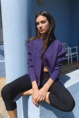 Cárdigan tejido con lurex y mostacillas, con escote en V y cierre frontal con lazo.