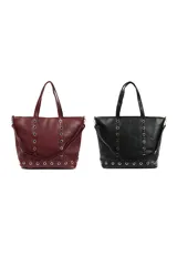 Bolso tipo shopper negro de cuero sintético con doble asa de hombro y correa bandolera desmontable. Presenta ojales metálicos plateados en los laterales y en la base.