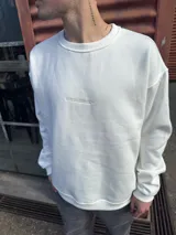 Buzo blanco de algodón de corte oversize con bordado pequeño en el centro del pecho con la leyenda "BOHEMIANDESIGNS".