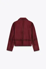 Blazer color borgoña confeccionado en piel de ante. Tiene cuello solapa de muescas, manga larga, bolsillos de vivo en delantero, forro interior y cierre frontal con botones.