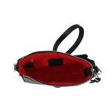 Bandolera negra de cuero sintético con correa ajustable y logo de la marca en el frente.