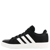 Championes Adidas Grand Court Base 2.0, color negro con las tres tiras blancas en el lateral y suela blanca.