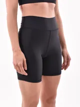 Calza corta de lycra color lila, tiro alto.