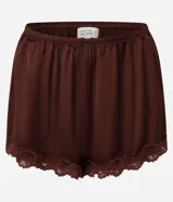 Conjunto de pijama color marrón chocolate, compuesto por un top de satén con breteles finos regulables, escote en V con encaje y botones delanteros; y un short con cintura elástica y encaje en el ruedo.
