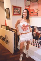 Minifalda blanca con elástico en la cintura, ruedo irregular y picos en el lateral.