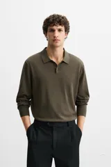Polo de punto azul marino de corte regular fit, tejido en hilatura con mezcla de algodón y seda. Tiene cuello solapa con cierre frontal de botonadura, manga larga y acabados en rib.