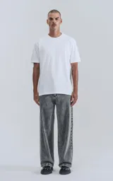 Remera blanca de manga corta, cuello redondo y calce regular con recorte en espalda, realizada en algodón premium muy suave al tacto.
