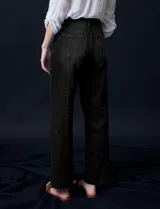 Pantalón jean de tiro alto, marca Royalty, color negro. Tiene pretina con pasadores, botón y cierre. Delantera y trasera con bolsillos. Costura lateral asimétrica. Fit Wide Leg.