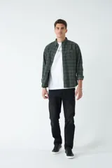 Camisa de pana a cuadros azul marino y rojo, de manga larga, con fit regular, cartera con botones y bolsillos con botones.