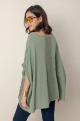 Blusa italiana color verde militar, de lino y algodón, con calado en los costados y espalda, calce holgado y dos bolsillos delanteros.