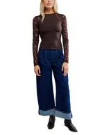 Top de manga larga ajustado al cuerpo, color marrón oscuro, con cuello redondo y mangas de encaje floral marrón translúcido.