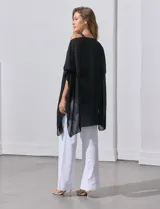 Poncho negro de gasa con apliques de brillos, de la marca Jessica Mc Clintock.