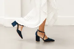 Zapato de gamuza azul marino con escote en V, tiras cruzadas diagonales y taco cuadrado de 8cm.
