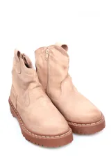 Botín color beige de cuero con suela marrón de goma.