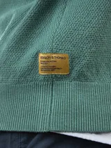 Sweater gris de algodón con cuello redondo.