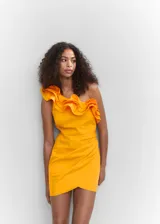 Vestido corto color naranja, de corte ajustado, con escote asimétrico y volantes en el hombro. Presenta cierre lateral con cremallera y diseño cruzado en la falda.