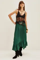 Falda larga de corte fluido en color azul petróleo, con cintura ancha elástica tipo smock y un volado amplio en el ruedo.