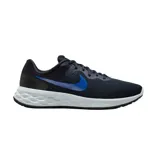 Championes Nike Revolution 6 Next Nature, color negro con logo azul y suela blanca.