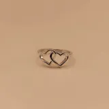 Anillo de plata 925 con dos corazones entrelazados.