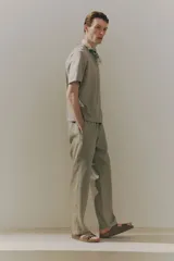 Remera color beige de punto suave con cuello redondo con ribete acanalado y bajo recto.