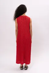 Vestido largo rojo de tejido de punto con rayas verticales texturizadas.