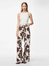 Pantalón de jean ancho con estampado de cebra en tonos marrones y blancos.