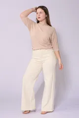 Pantalón de jean color crudo, corte wide leg, tiro alto y confeccionado en tela con lycra.