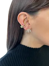 Par de aros dorados con forma de argolla, con triple línea de pequeñas circonias blancas.