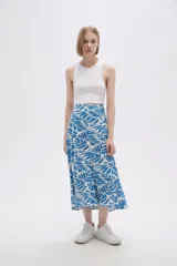 Falda midi evasé con estampado animal print de cebra en blanco y negro.