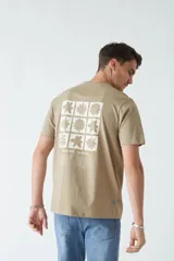 Remera celeste de algodón con cuello redondo y estampado en la espalda con diseño de flores y texto "brooksfield . gardening".