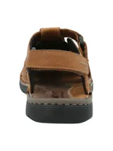 Sandalia de cuero color marrón con tiras enlazadas y ajuste de velcro.